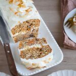Redécouvrez le carrot cake avec cette version à la noix de coco : moelleux, parfumé, facile à préparer… et encore meilleur avec son glaçage !