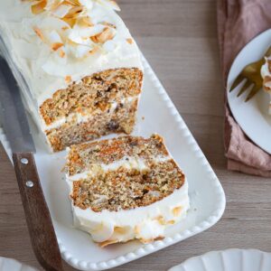 Redécouvrez le carrot cake avec cette version à la noix de coco : moelleux, parfumé, facile à préparer… et encore meilleur avec son glaçage !