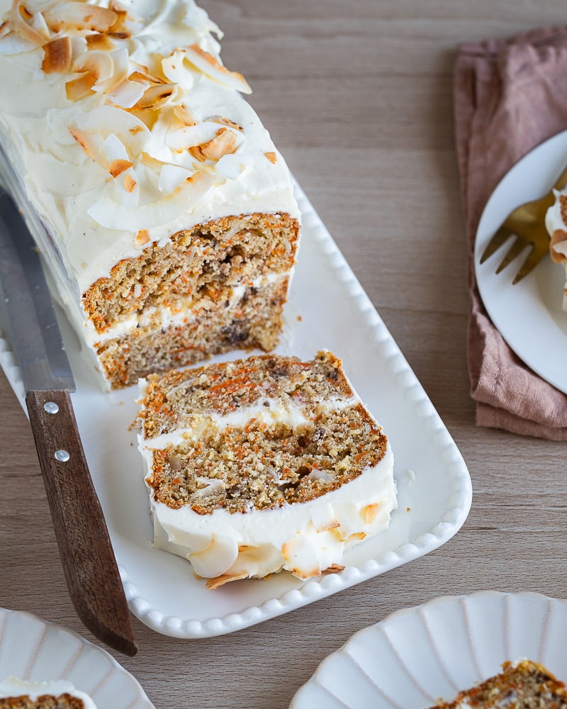 Redécouvrez le carrot cake avec cette version à la noix de coco : moelleux, parfumé, facile à préparer… et encore meilleur avec son glaçage !