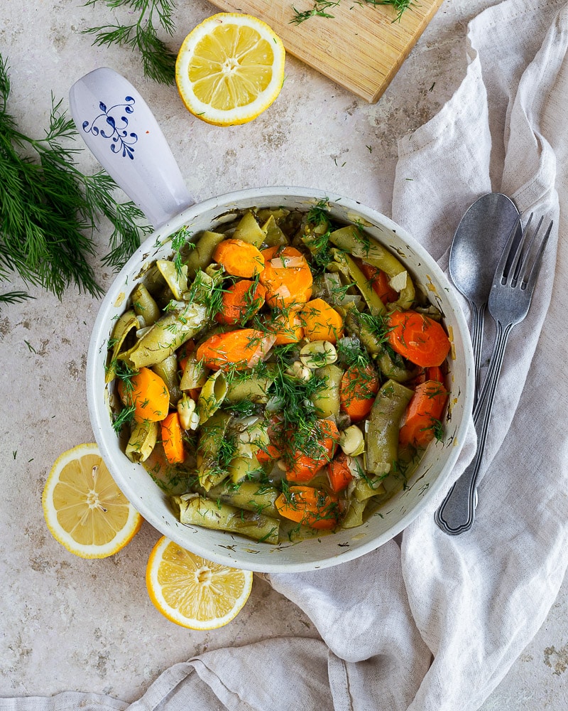Carottes et fèves à la polita : recette grecque végétarienne & simple