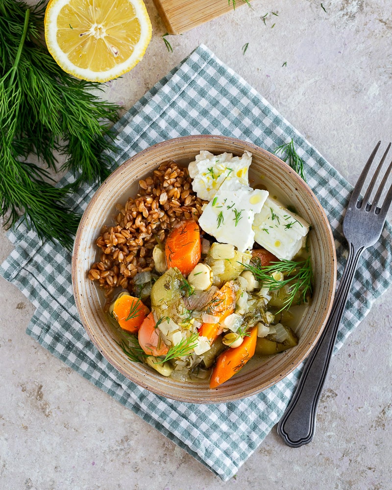 Carottes et fèves à la polita : recette grecque végétarienne au citron et à l’aneth. Simple, économique et idéal pour le batch cooking.