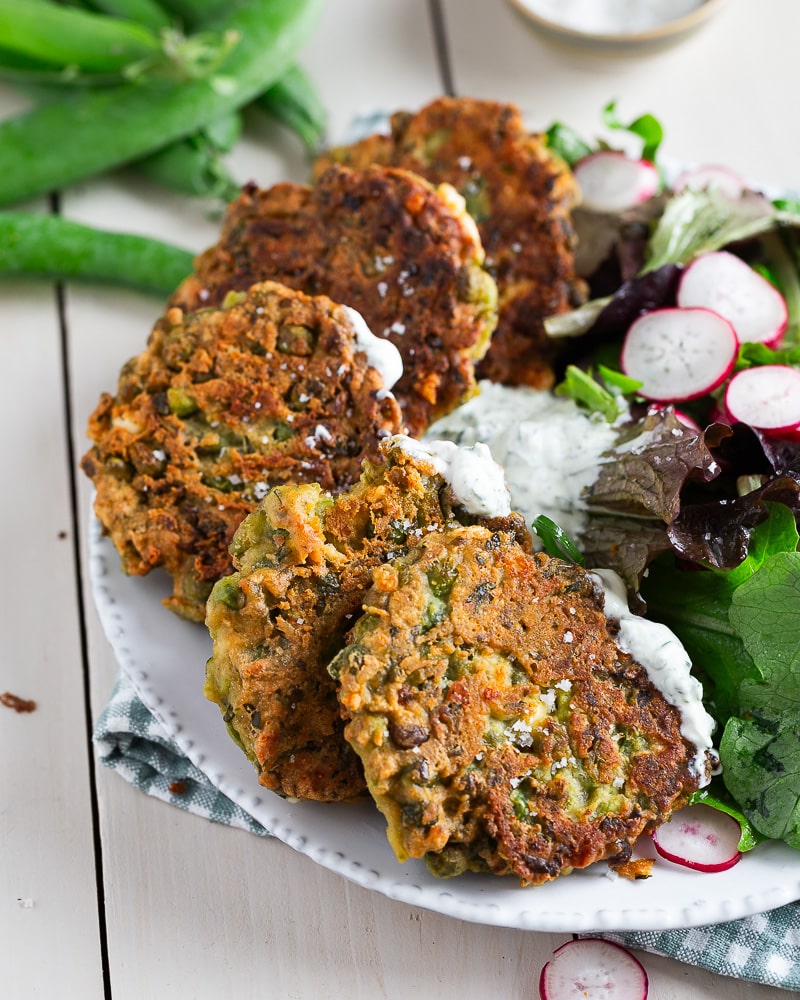 Des galettes de petits pois, menthe et feta, faciles et savoureuses, pour les petits comme pour les grands, en plat, burgers ou à congeler !