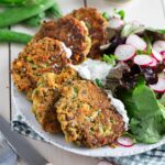 Des galettes de petits pois, feta et menthe faciles et savoureuses pour les petits comme pour les grands, en plat, burgers ou à congeler !
