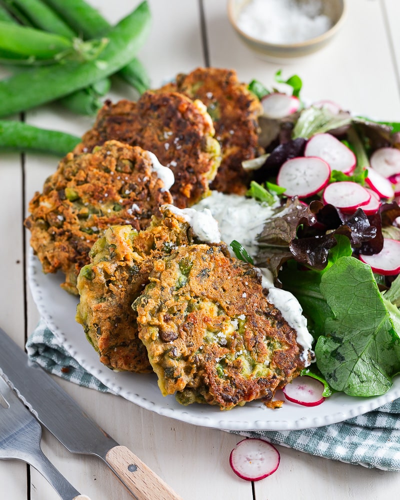 Des galettes de petits pois, feta et menthe faciles et savoureuses pour les petits comme pour les grands, en plat, burgers ou à congeler !