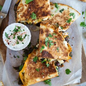 Découvrez notre recette de Quesadillas aux épinards et haricots rouges : un plat végétarien rapide, gourmand et riche en protéines.