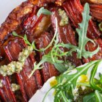 Tatin de carottes au miel, balsamique et burrata : une recette simple et pleine de goût pour redécouvrir la carotte sans se ruiner.
