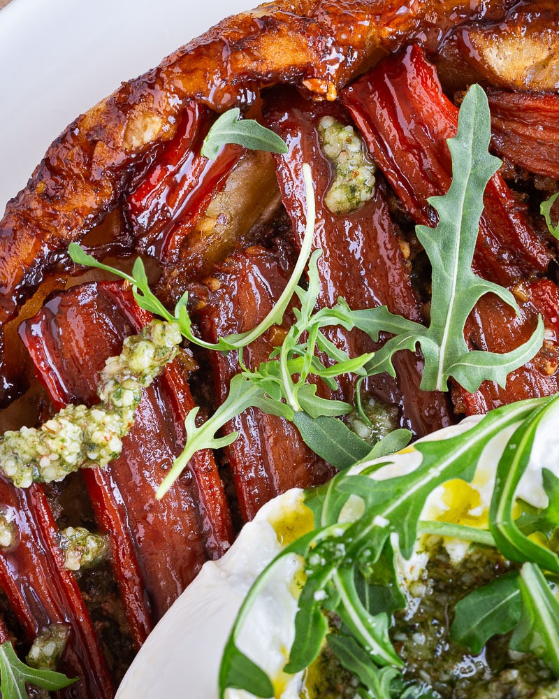 Tatin de carottes au miel, balsamique et burrata : une recette simple et pleine de goût pour redécouvrir la carotte sans se ruiner.