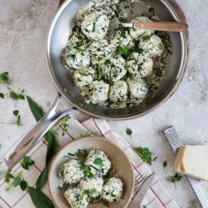 Découvrez notre recette facile de Boulettes Ricotta Ail des Ours : rapide, moelleuse et végétarienne, parfaite pour le printemps !