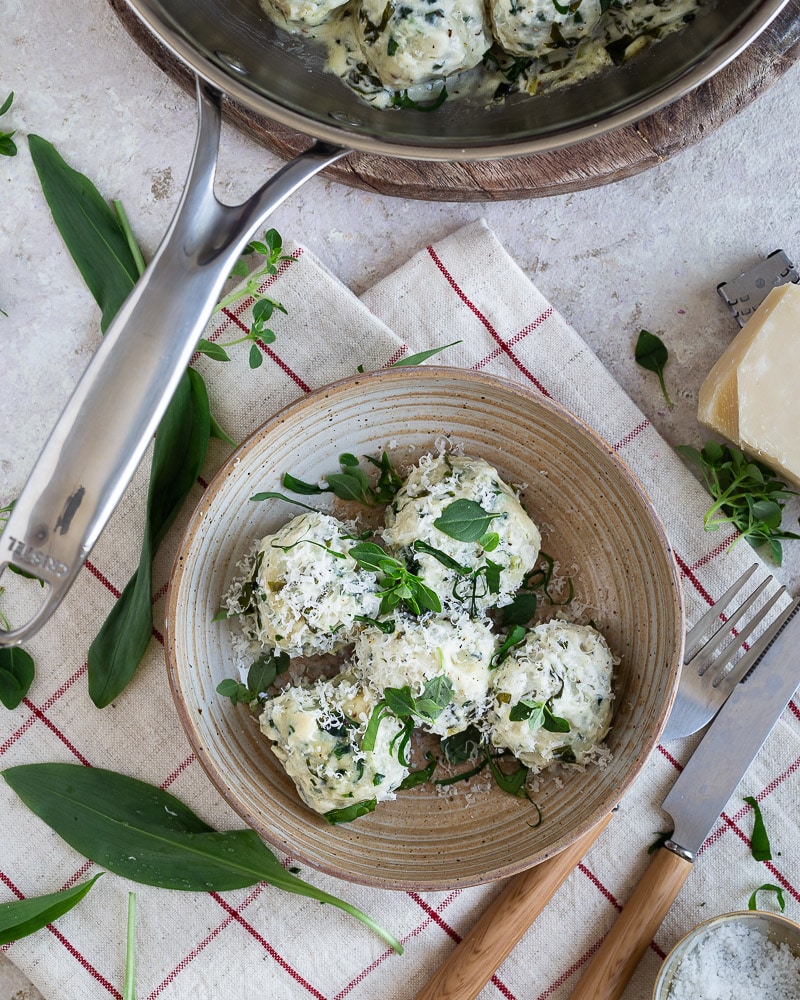 Découvrez notre recette facile de Boulettes Ricotta Ail des Ours : rapide, moelleuse et végétarienne, parfaite pour le printemps !