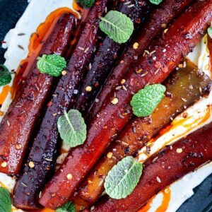 Recette facile et express : carottes glacées au sirop d’érable et ricotta fouettée au citron, un plat veggie original et rapide à préparer !