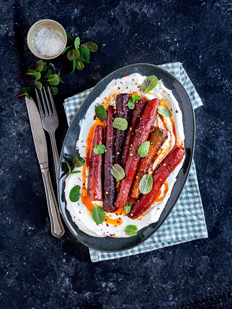 Recette facile et express : carottes glacées au sirop d’érable et ricotta fouettée au citron, un plat veggie original et rapide à préparer !
