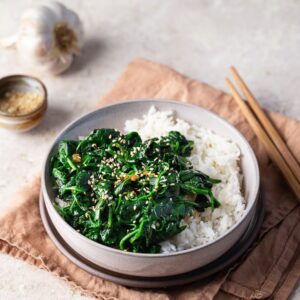 Recette express d’épinards sautés à la sauce soja et au sésame. Parfaite avec du riz et un œuf au plat. Simple, rapide et pleine de goût.