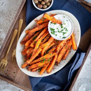 Frites de carotte au parmesan : une recette express, croustillante et veggie, parfaite pour régaler petits et grands en toute simplicité.
