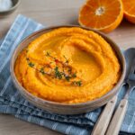Une purée douce aux carottes, haricots blancs et orange avec un ingrédient surprise ! Recette végétarienne facile, rapide et pleine de peps.