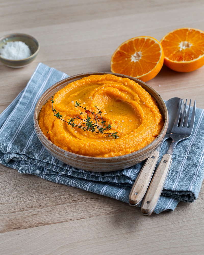 Une purée douce aux carottes, haricots blancs et orange avec un ingrédient surprise ! Recette végétarienne facile, rapide et pleine de peps.