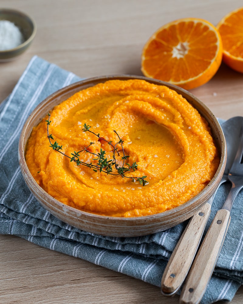 Une purée douce aux carottes, haricots blancs et orange avec un ingrédient surprise ! Recette végétarienne facile, rapide et pleine de peps.