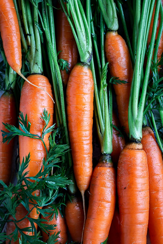 Recette facile et express : carottes glacées au sirop d’érable et ricotta fouettée au citron, un plat veggie original et rapide à préparer !