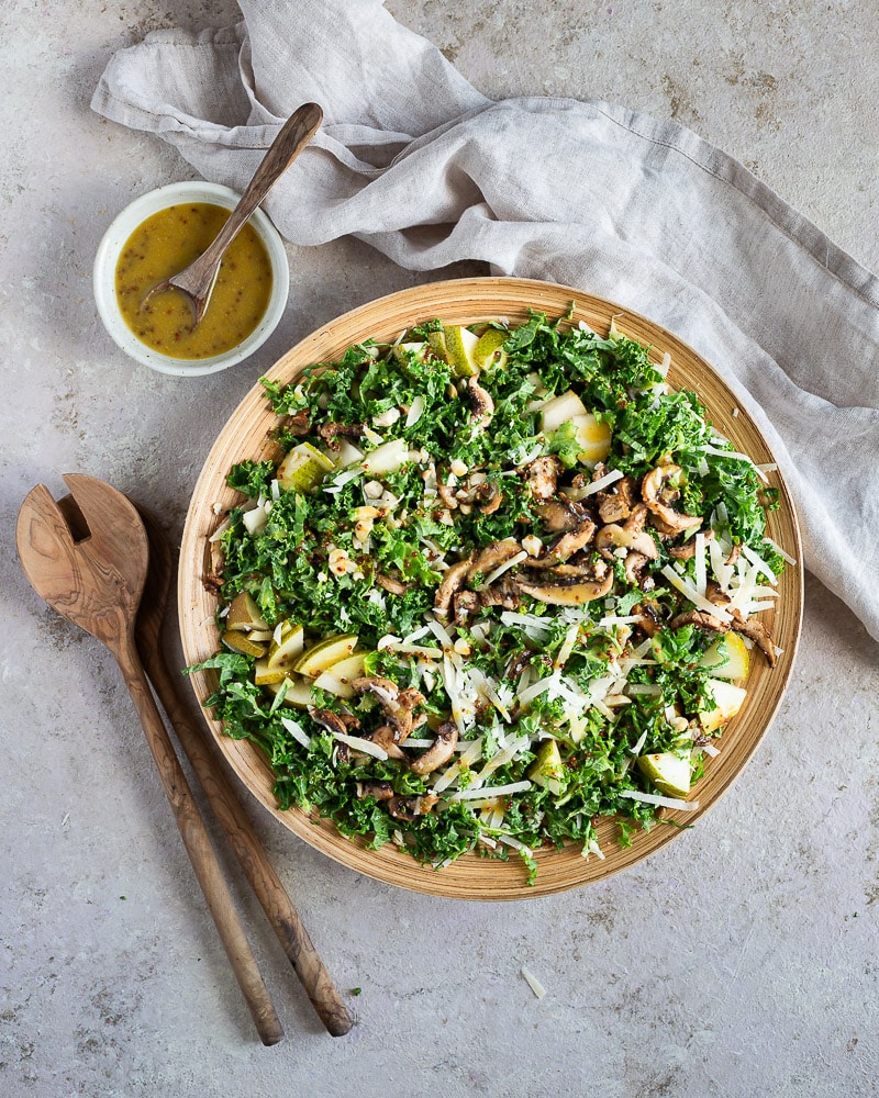 Salade de chou kale, miel et cacahuètes : une recette rapide, pleine de croquant et de peps pour booster vos repas végétariens !
