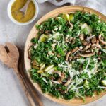 Salade de chou kale, miel et cacahuètes : une recette rapide, pleine de croquant et de peps pour booster vos repas végétariens !