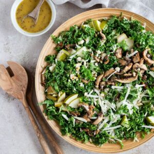 Salade de chou kale, miel et cacahuètes : une recette rapide, pleine de croquant et de peps pour booster vos repas végétariens !