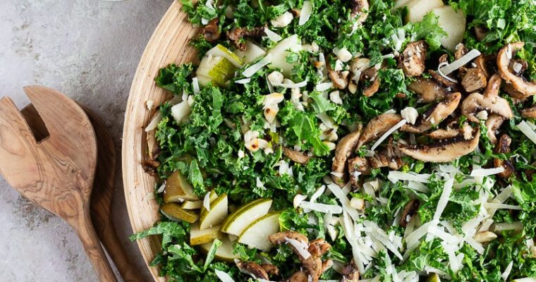 Salade de chou kale, miel et cacahuètes : la recette qui va vous faire aimer ce chou !