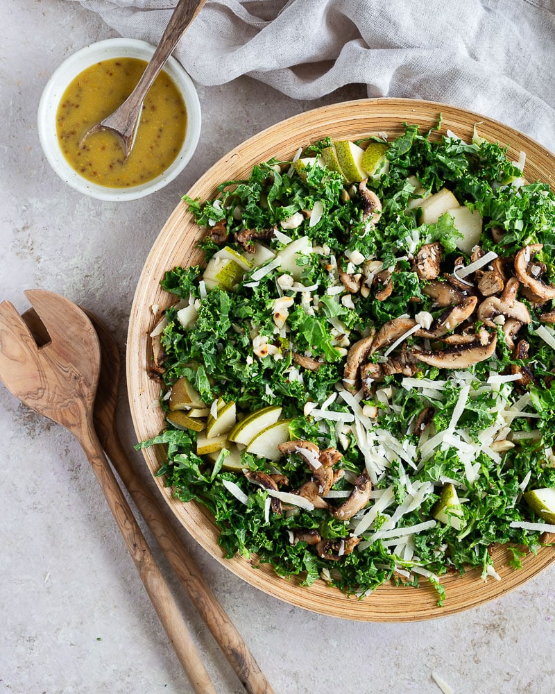 Salade de chou kale, miel et cacahuètes : la recette qui va vous faire aimer ce chou !