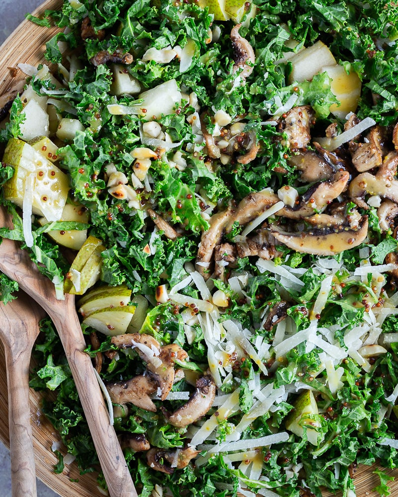 Salade de chou kale, miel et cacahuètes : une recette rapide, pleine de croquant et de peps pour booster vos repas végétariens !