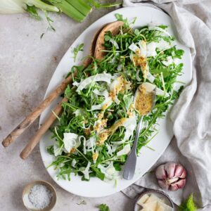 Salade de fenouil, roquette et parmesan : une recette simple, rapide et originale prête en 10 minutes pour un déjeuner frais et léger !