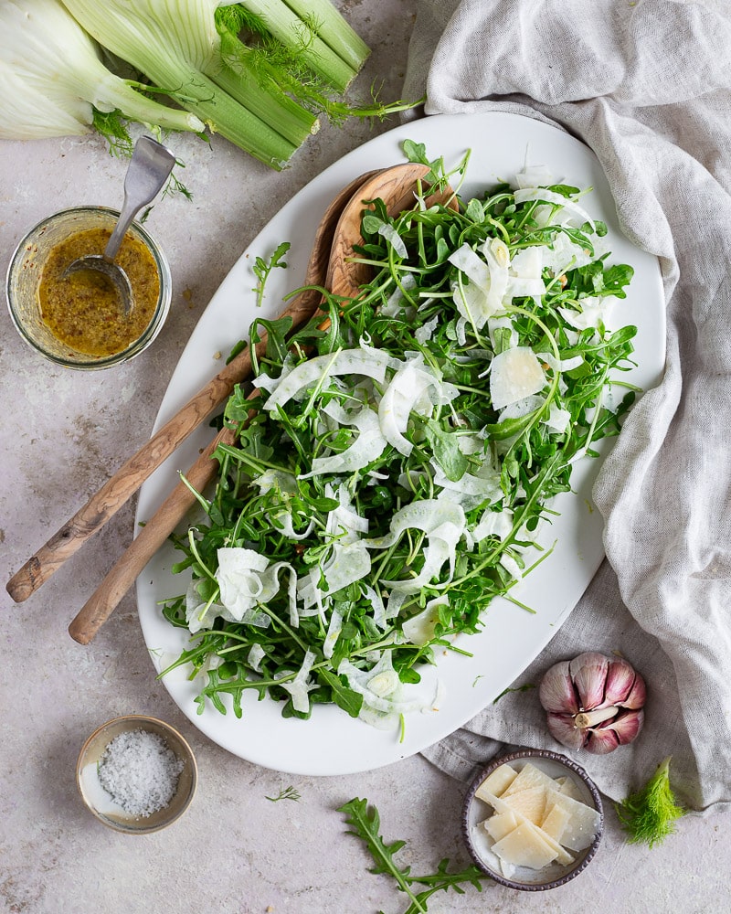 Salade de fenouil, roquette et parmesan : une recette simple, rapide et originale prête en 10 minutes pour un déjeuner frais et léger !