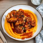 Steaks de chou-fleur au miso : une recette simple, rapide et pleine de caractère. Une marinade secrète et une cuisson au four sans effort !