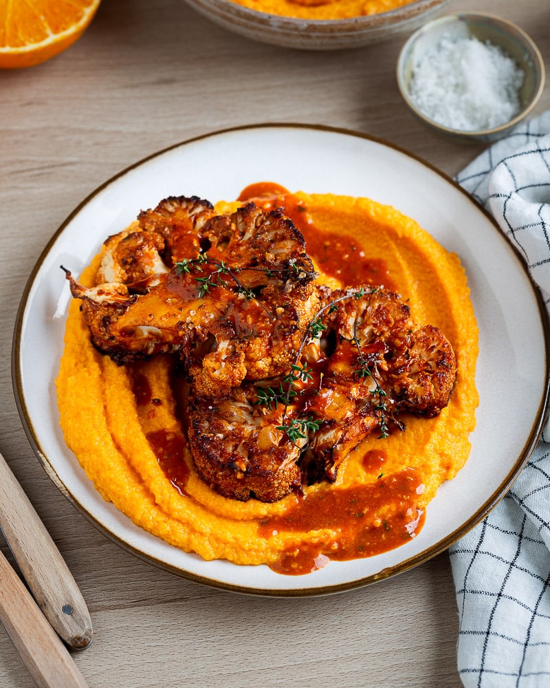 Steaks de chou-fleur au miso : une recette simple, rapide et pleine de caractère. Une marinade secrète et une cuisson au four sans effort !