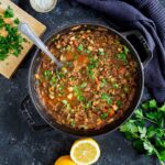 Fèves entières façon chermoula : simple et végétale, plein de goût et anti-gaspi. Une façon futée de cuisiner les cosses des fèves.