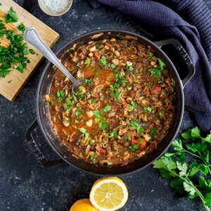 Fèves entières façon chermoula : simple et végétale, plein de goût et anti-gaspi. Une façon futée de cuisiner les cosses des fèves.