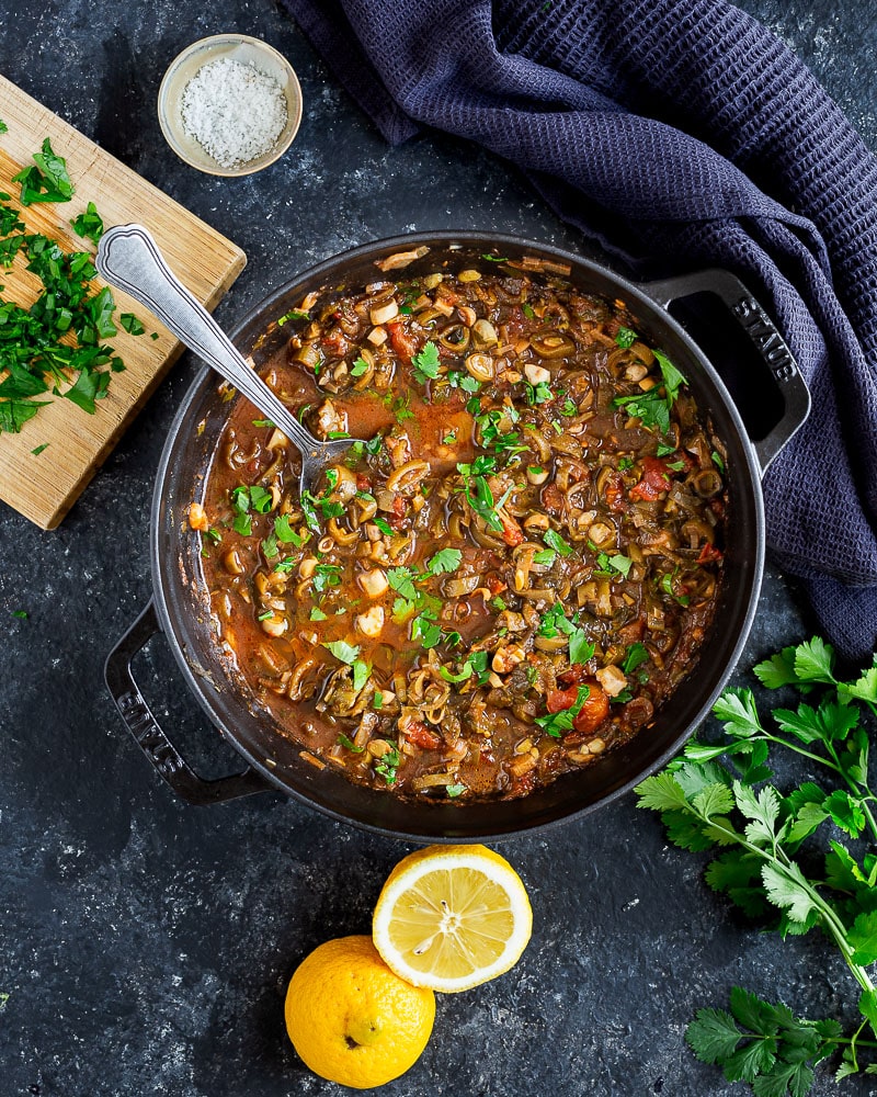Fèves entières façon chermoula : simple et végétale, plein de goût et anti-gaspi. Une façon futée de cuisiner les cosses des fèves.