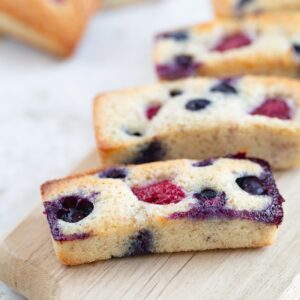 Les financiers aux fruits rouges sont un concentré de simplicité et de plaisir. Nés d’une recette monastique revisitée pour les palais pressés, ils ont traversé les époques sans perdre leur charme.