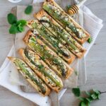 Recette de tartelettes aux asperges, feta, menthe et pistaches express. Un apéritif de saison, simple, rapide et plein de fraîcheur.
