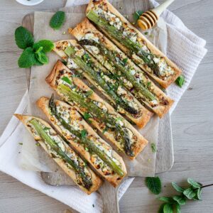 Recette de tartelettes aux asperges, feta, menthe et pistaches express. Un apéritif de saison, simple, rapide et plein de fraîcheur.