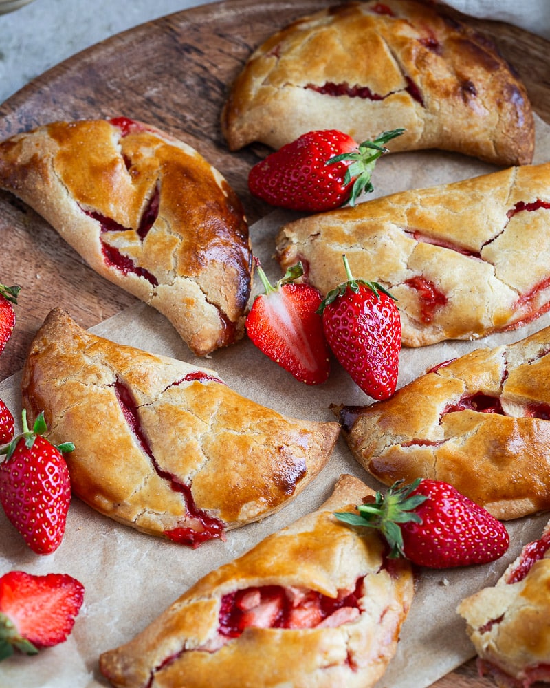 Découvrez la recette facile et rapide des chaussons pomme-fraise au miel, parfaits pour un goûter gourmand et en plus, sans sucre raffiné !
