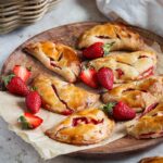 Découvrez la recette facile et rapide des chaussons pomme-fraise au miel, parfaits pour un goûter gourmand et en plus, sans sucre raffiné !