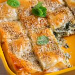 Recette grecque de la seskoulopita, tourte croustillante aux blettes, feta, menthe et filo. Savoureuse, végétale et idéale à partager.