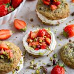 Découvrez notre recette gourmande de sandwich de cookies à la pistache, fraises et crème fouettée. Un dessert de saison chic 100% plaisir !