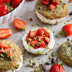 Découvrez notre recette gourmande de sandwich de cookies à la pistache, fraises et crème fouettée. Un dessert de saison chic 100% plaisir !