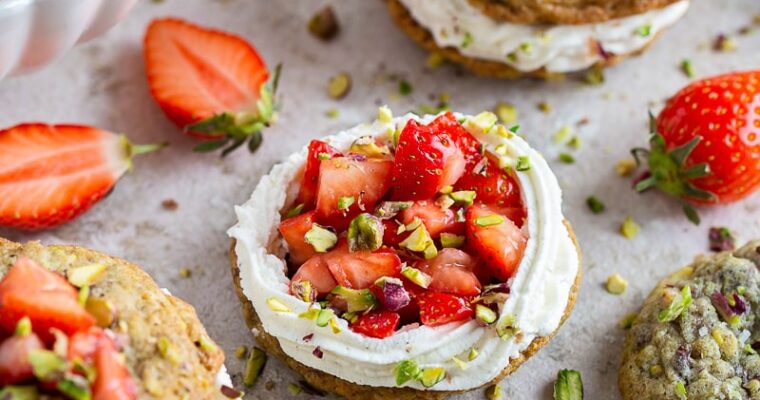 Sandwich de cookies à la pistache, fraises et crème fouettée : la recette facile qui fait fondre tout le monde