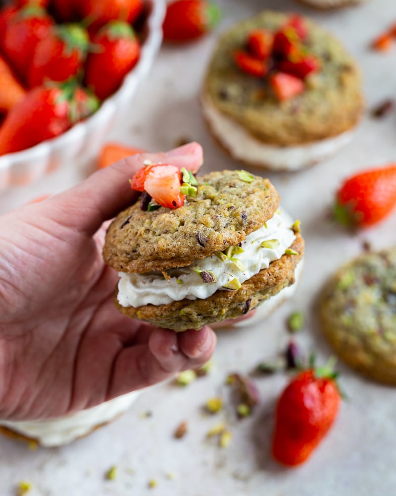 Découvrez notre recette gourmande de sandwich de cookies à la pistache, fraises et crème fouettée. Un dessert de saison chic 100% plaisir !