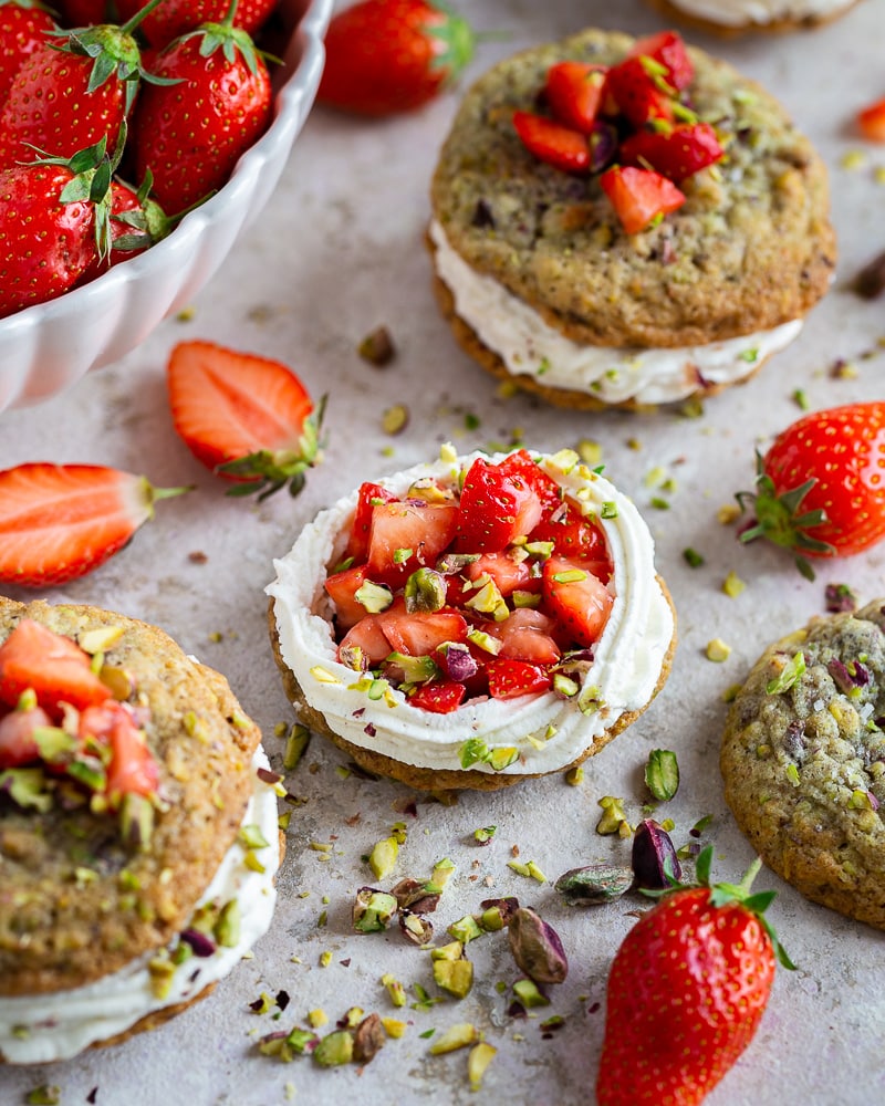 Sandwich de cookies à la pistache, fraises et crème fouettée : la recette facile qui fait fondre tout le monde