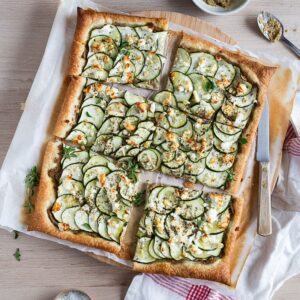Tarte fine courgettes, olives et feta : la recette express avec seulement 4 ingrédients et prête en 15 min pour vos soirs pressés.