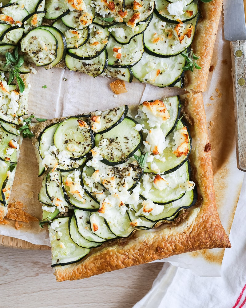 Tarte fine courgettes, olives et feta : la recette express avec seulement 4 ingrédients et prête en 15 min pour vos soirs pressés.