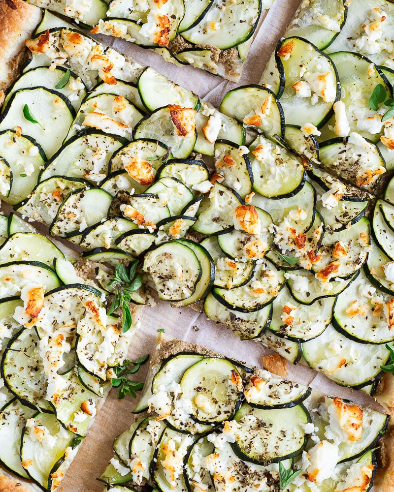 Tarte fine courgettes, olives et feta : la recette express avec seulement 4 ingrédients et prête en 15 min pour vos soirs pressés.