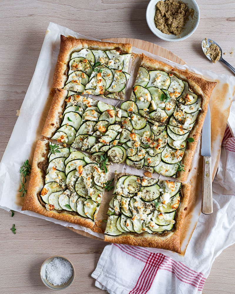 Tarte fine courgettes, olives et feta : la recette express avec seulement 4 ingrédients et prête en 15 min pour vos soirs pressés.