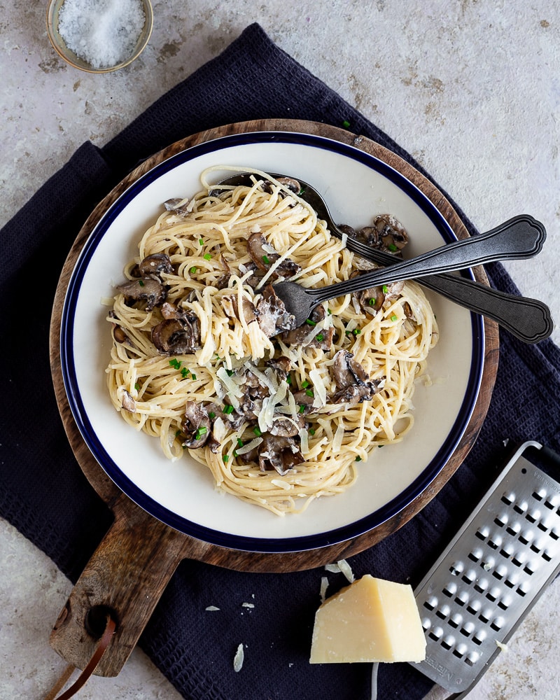 Pâtes express aux champignons et à l’ail, prêtes en 15 min. Une recette simple, végétarienne et réconfortante pour les soirs de semaine.